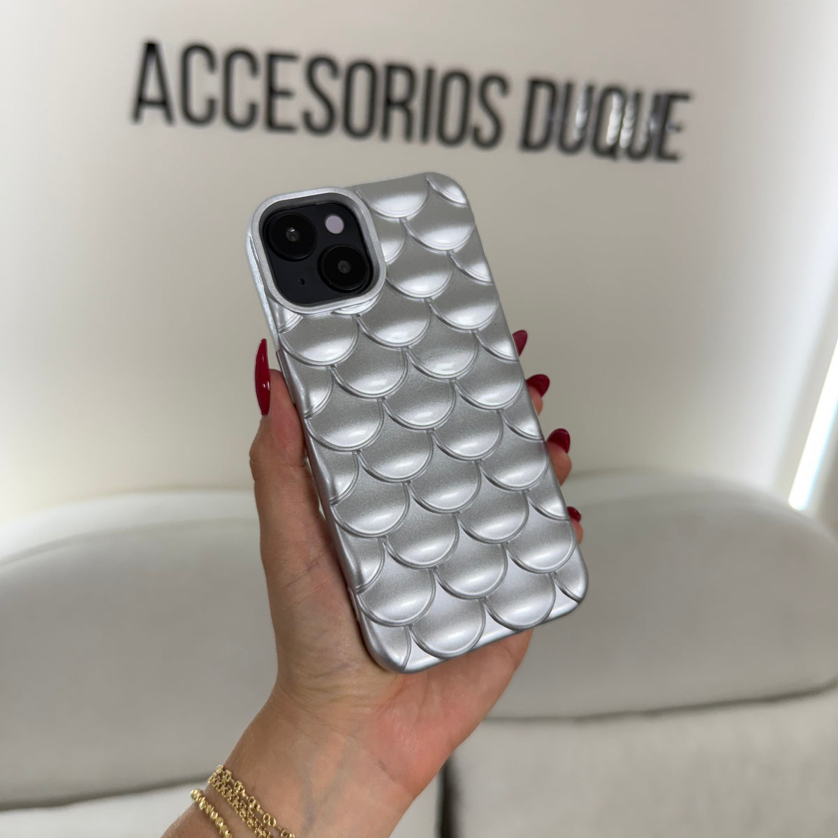 CASE IPHONE 15 ESCAMAS PLATEADA