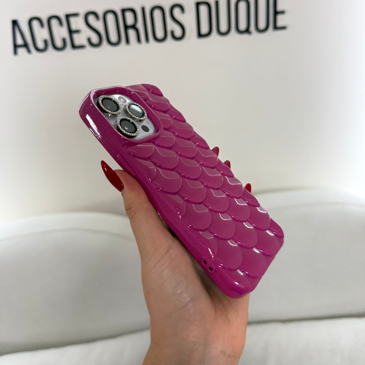 CASE IPHONE 15 PRO MAX ESCAMAS VINOTINTO