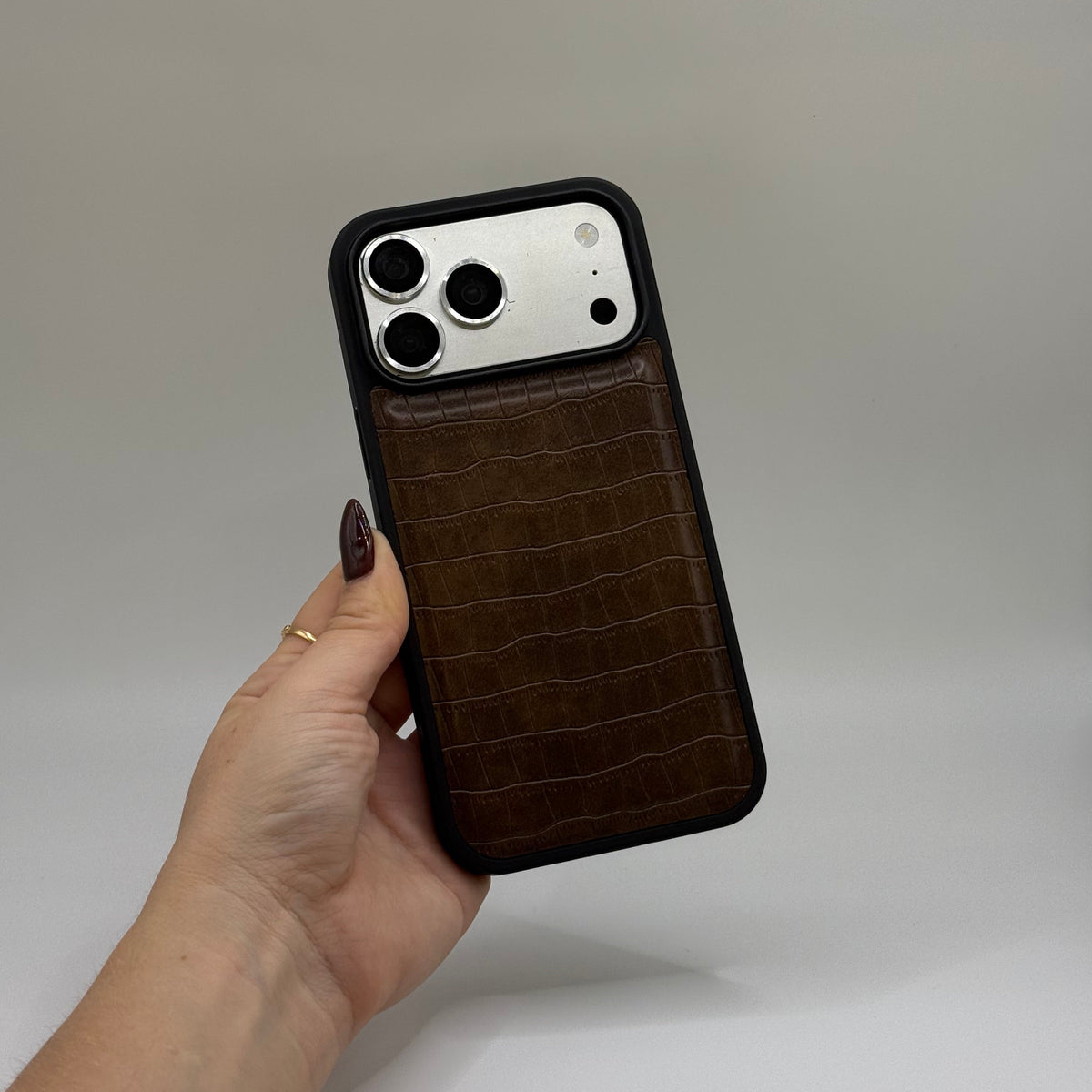 CASE IPHONE 17 PRO COCODRILO CAFE