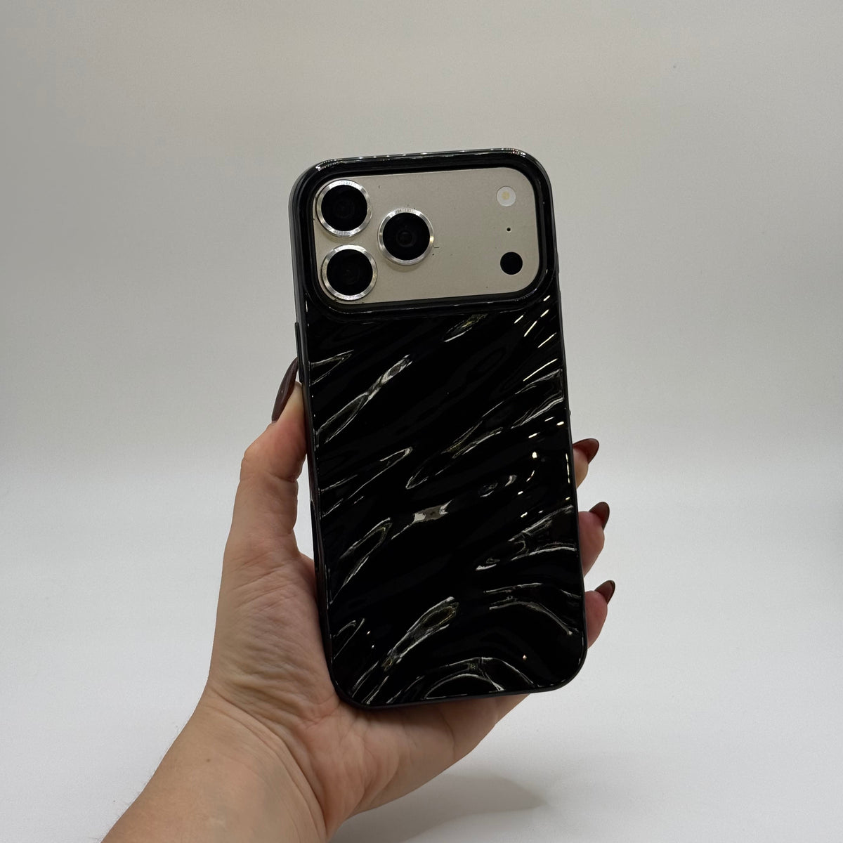 CASE IPHONE 17 PRO WAVES NEGRO