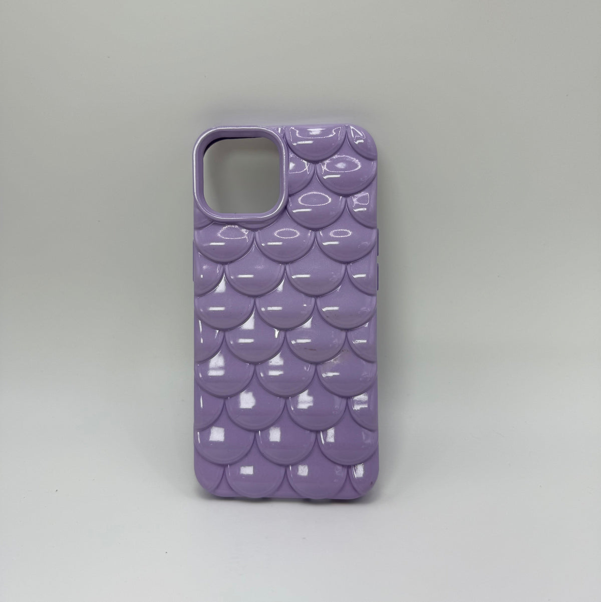 CASE IPHONE 15 ESCAMAS LILA